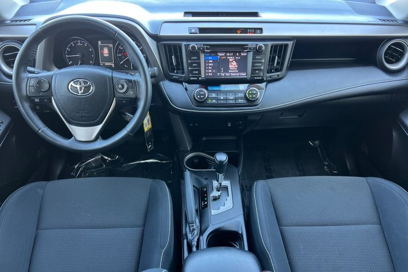 Toyota RAV4 Vehicle Full-screen Gallery Image 13