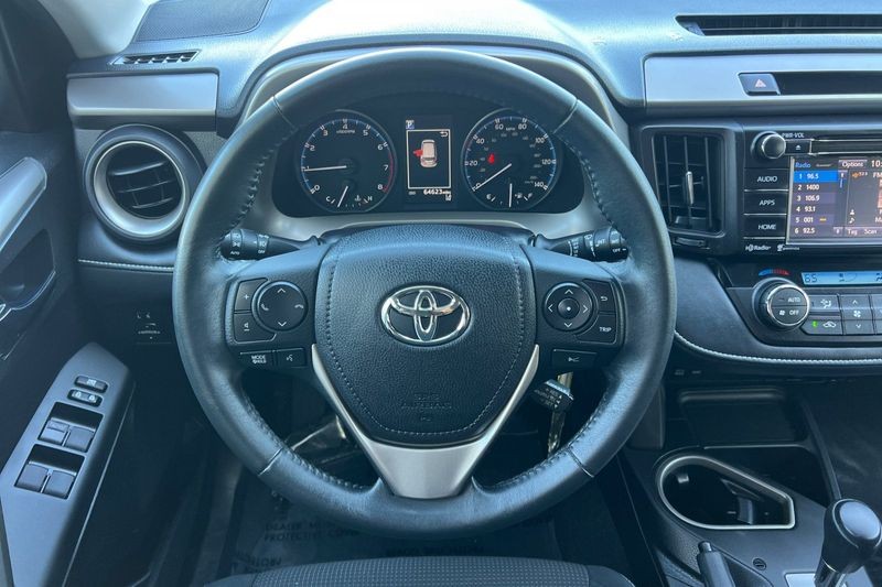 Toyota RAV4 Vehicle Full-screen Gallery Image 14