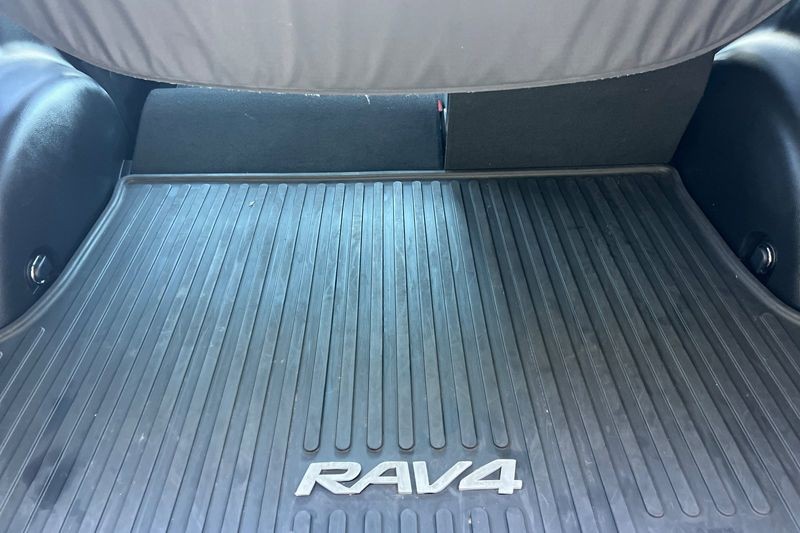 Toyota RAV4 Vehicle Full-screen Gallery Image 15