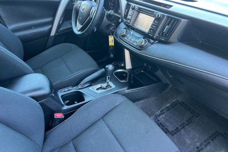 Toyota RAV4 Vehicle Full-screen Gallery Image 16