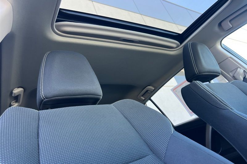 Toyota RAV4 Vehicle Full-screen Gallery Image 17