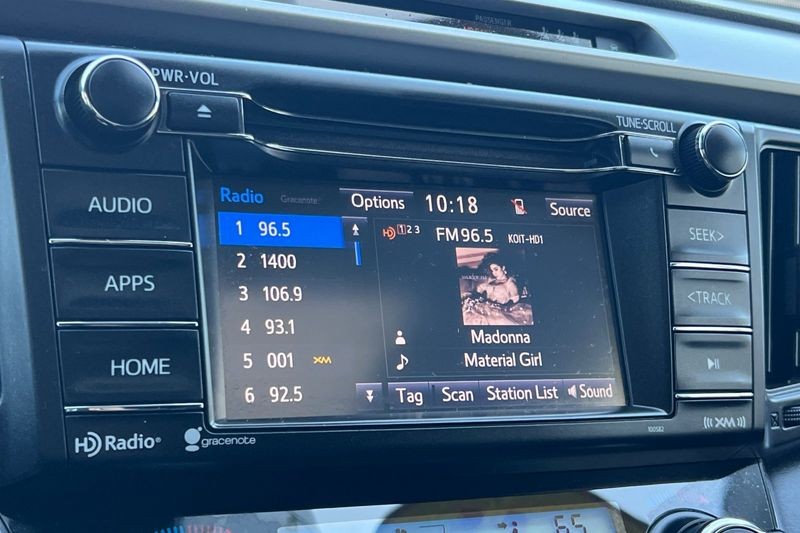 Toyota RAV4 Vehicle Full-screen Gallery Image 18