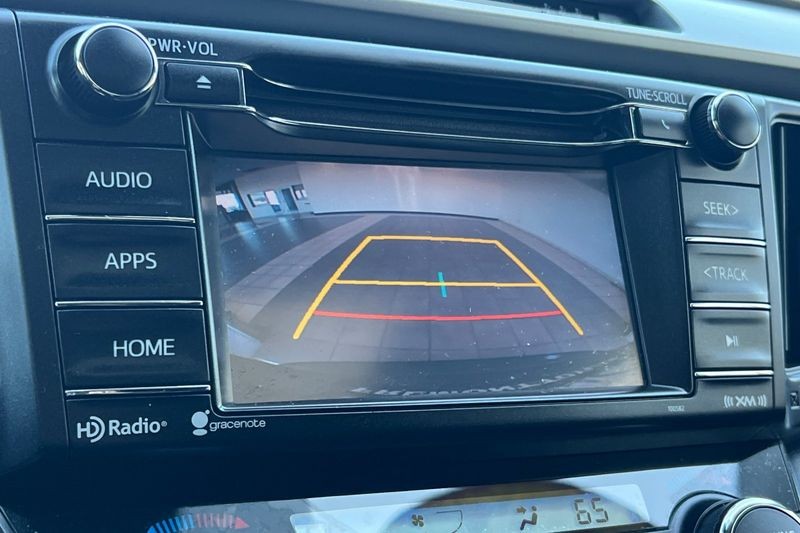 Toyota RAV4 Vehicle Full-screen Gallery Image 19