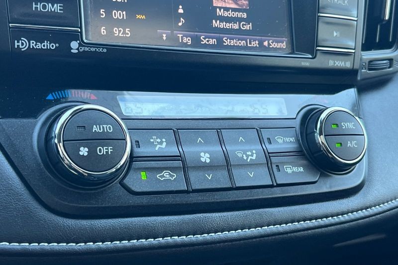 Toyota RAV4 Vehicle Full-screen Gallery Image 20