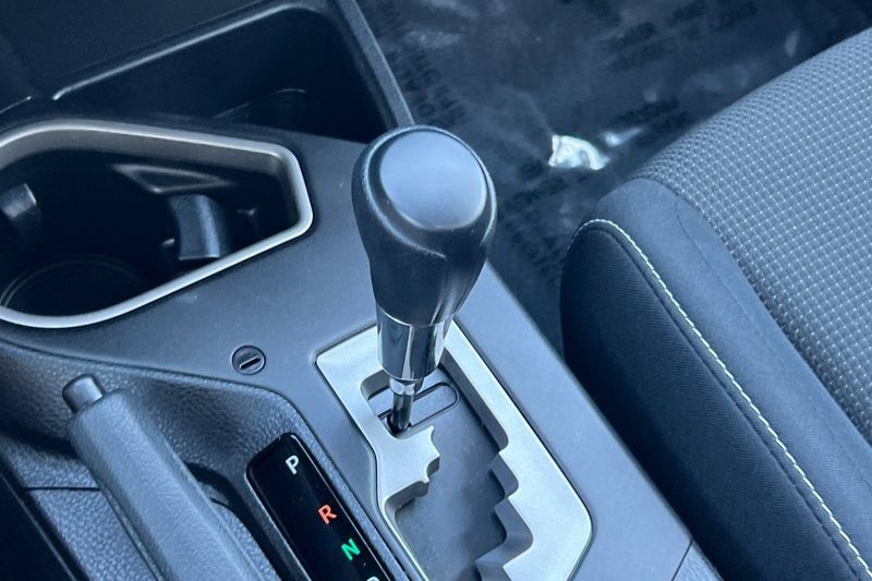 Toyota RAV4 Vehicle Full-screen Gallery Image 21