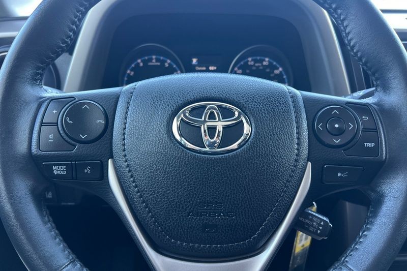 Toyota RAV4 Vehicle Full-screen Gallery Image 22