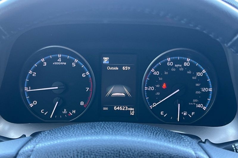 Toyota RAV4 Vehicle Full-screen Gallery Image 23