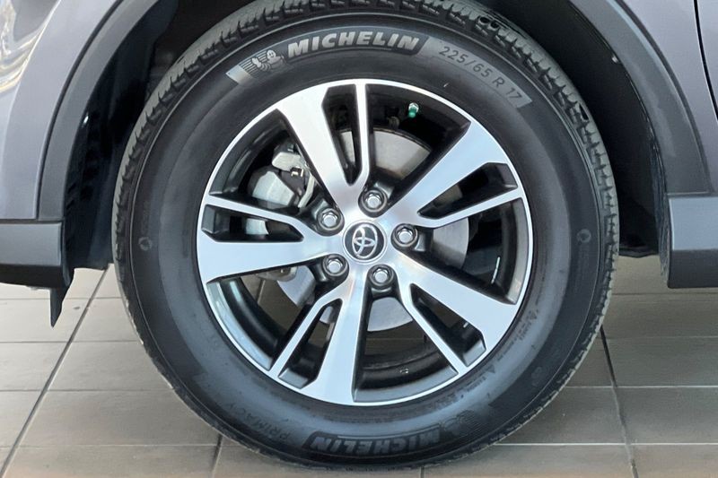 Toyota RAV4 Vehicle Full-screen Gallery Image 25