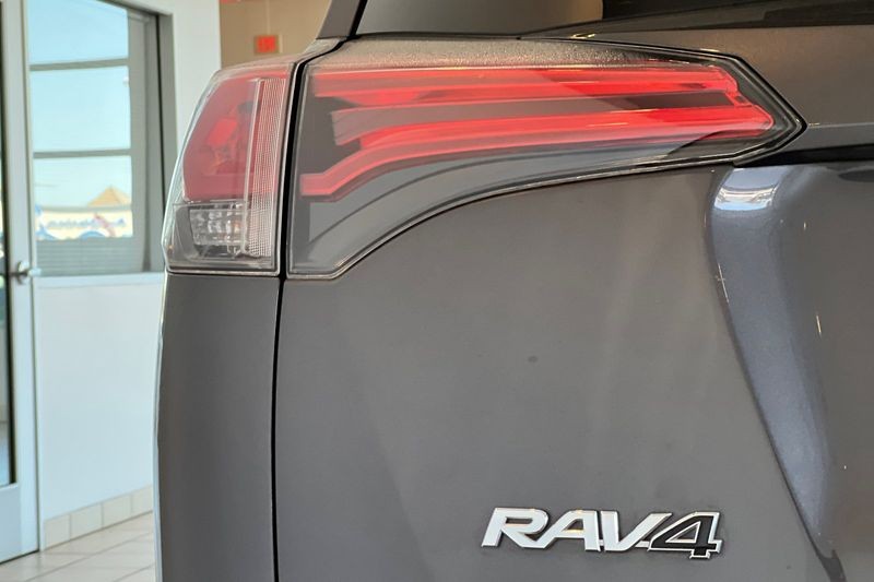 Toyota RAV4 Vehicle Full-screen Gallery Image 26