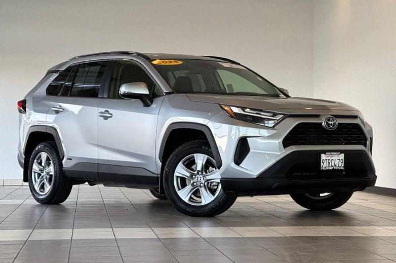 Toyota RAV4 Vehicle Full-screen Gallery Image 02