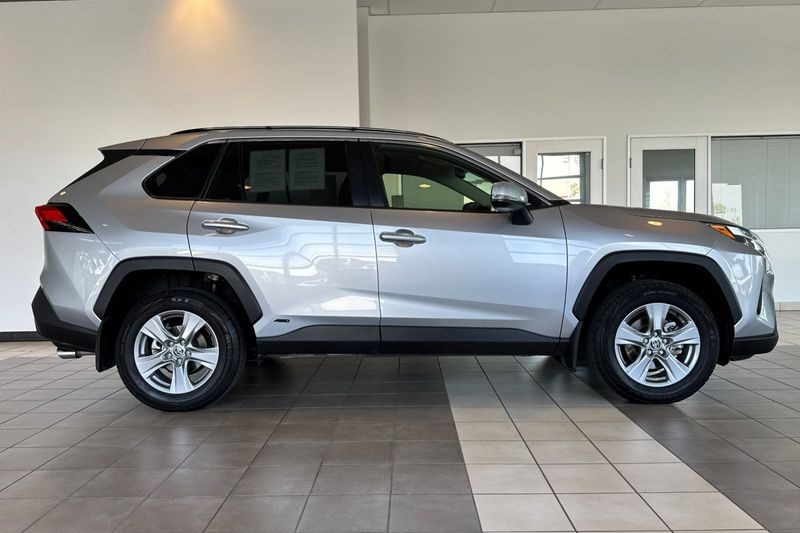 Toyota RAV4 Vehicle Full-screen Gallery Image 03