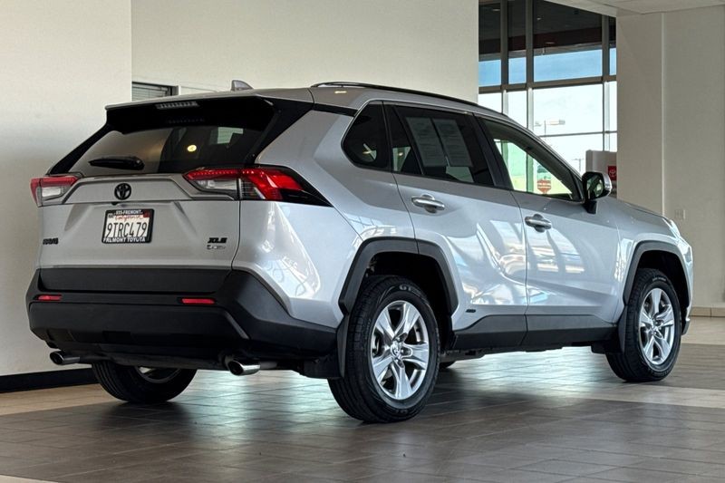 Toyota RAV4 Vehicle Full-screen Gallery Image 04