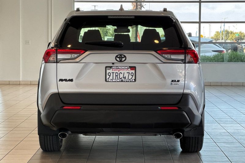 Toyota RAV4 Vehicle Full-screen Gallery Image 05