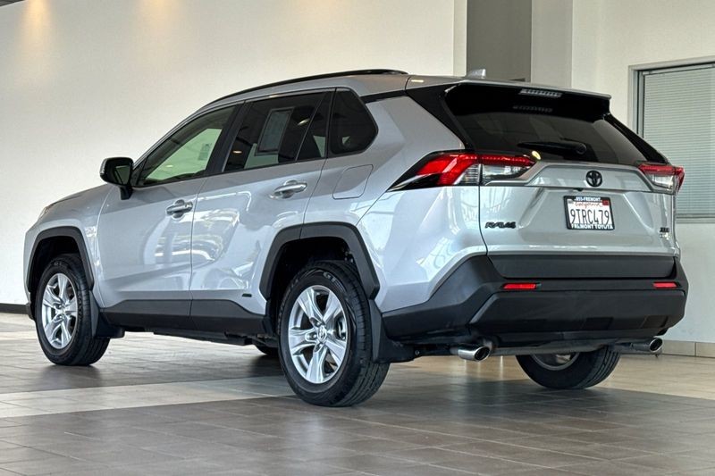 Toyota RAV4 Vehicle Full-screen Gallery Image 06