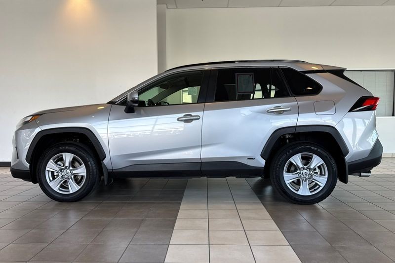 Toyota RAV4 Vehicle Full-screen Gallery Image 07