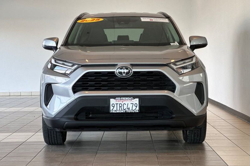 Toyota RAV4 Vehicle Full-screen Gallery Image 09