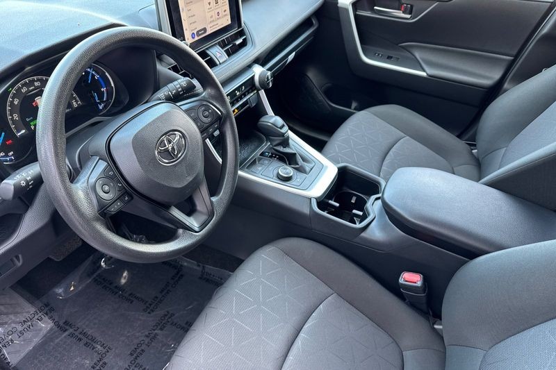Toyota RAV4 Vehicle Full-screen Gallery Image 10