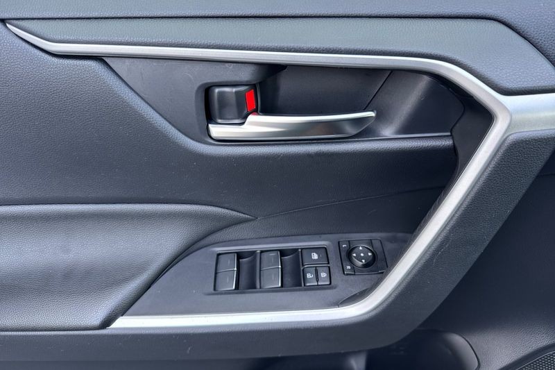 Toyota RAV4 Vehicle Full-screen Gallery Image 11