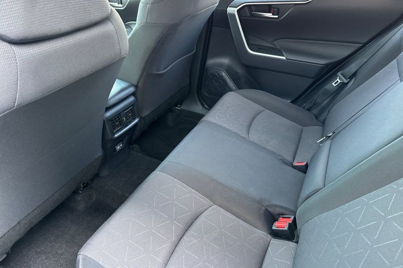 Toyota RAV4 Vehicle Full-screen Gallery Image 12