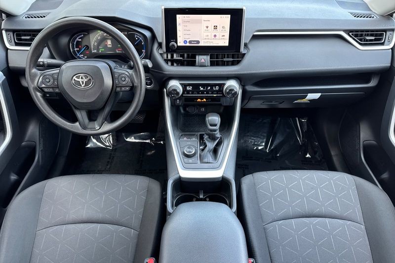Toyota RAV4 Vehicle Full-screen Gallery Image 13