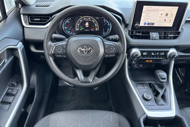 Toyota RAV4 Vehicle Full-screen Gallery Image 14