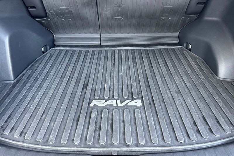Toyota RAV4 Vehicle Full-screen Gallery Image 15