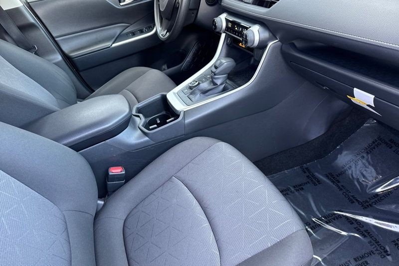 Toyota RAV4 Vehicle Full-screen Gallery Image 16
