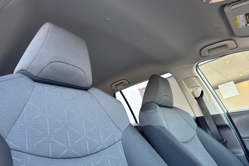 Toyota RAV4 Vehicle Full-screen Gallery Image 17