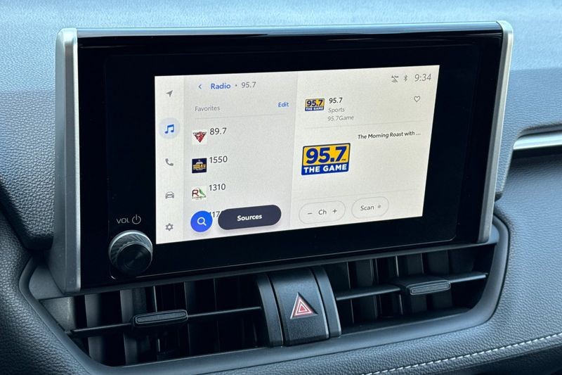 Toyota RAV4 Vehicle Full-screen Gallery Image 18