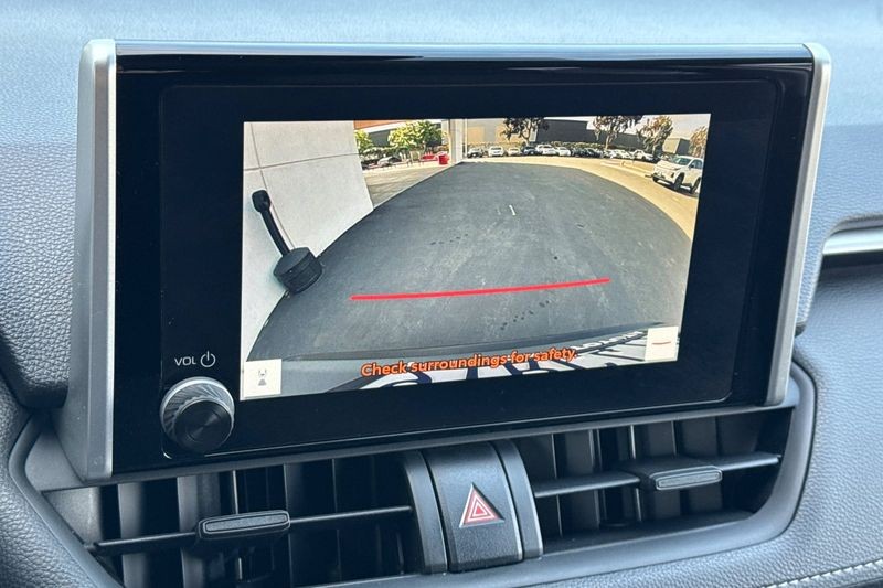 Toyota RAV4 Vehicle Full-screen Gallery Image 19