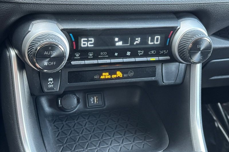 Toyota RAV4 Vehicle Full-screen Gallery Image 20