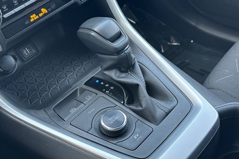 Toyota RAV4 Vehicle Full-screen Gallery Image 21