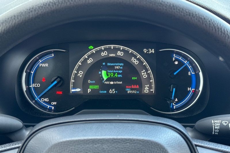 Toyota RAV4 Vehicle Full-screen Gallery Image 24