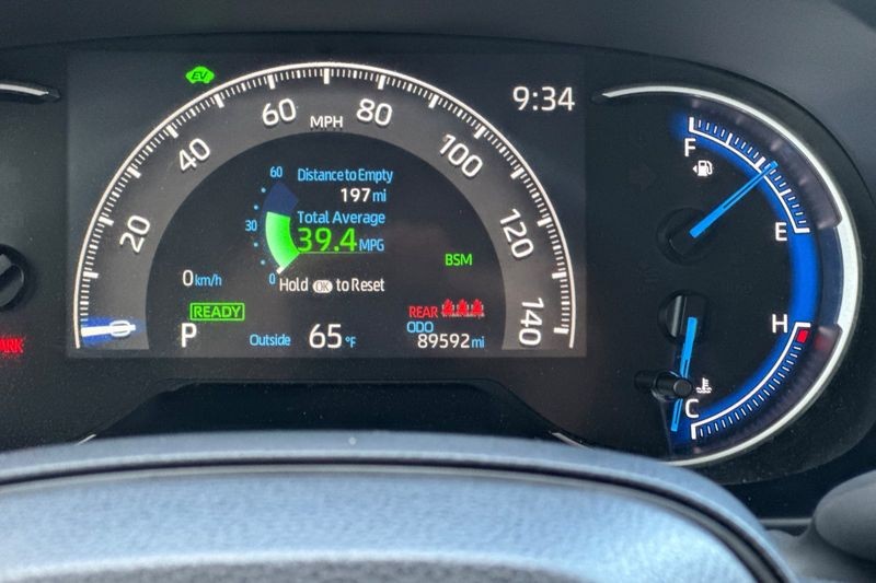 Toyota RAV4 Vehicle Full-screen Gallery Image 25