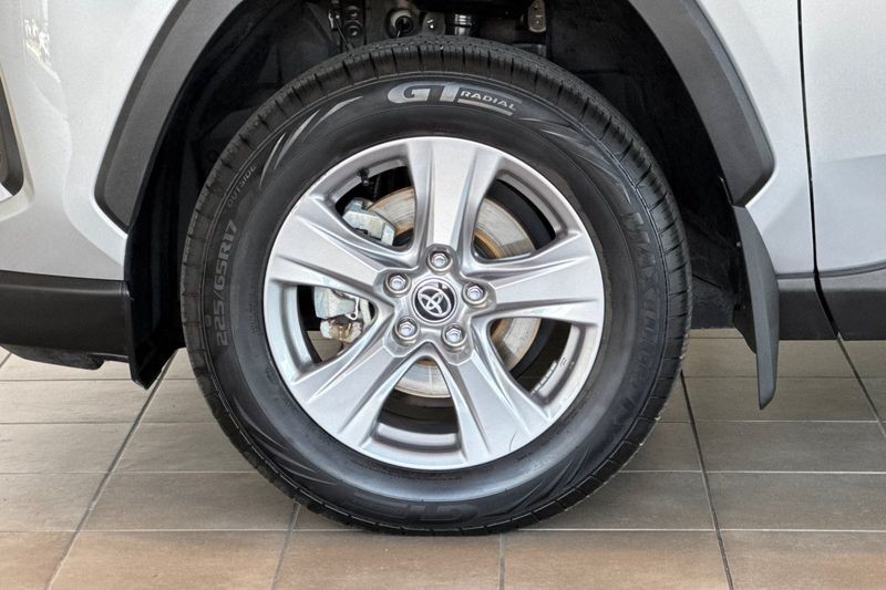 Toyota RAV4 Vehicle Full-screen Gallery Image 26