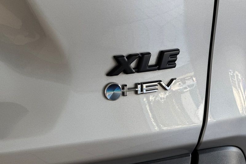 Toyota RAV4 Vehicle Full-screen Gallery Image 27