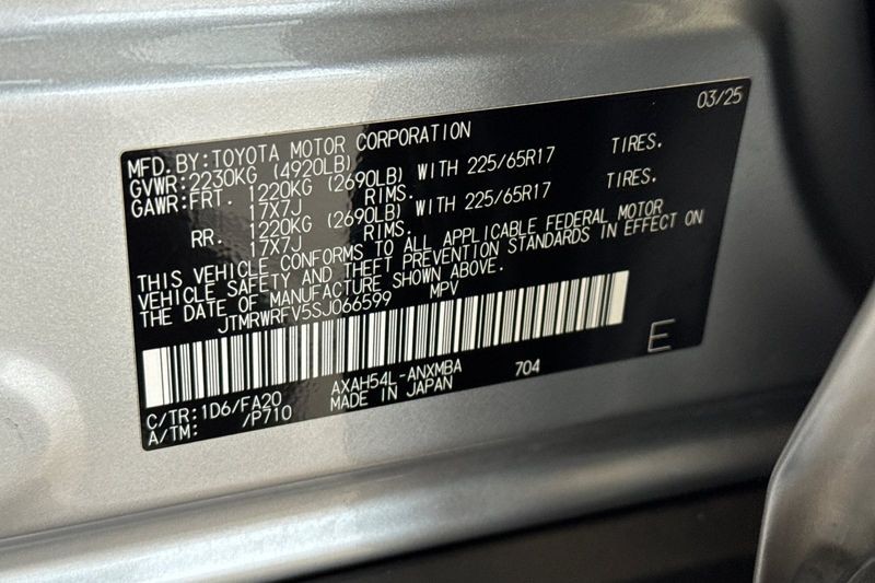 Toyota RAV4 Vehicle Full-screen Gallery Image 28