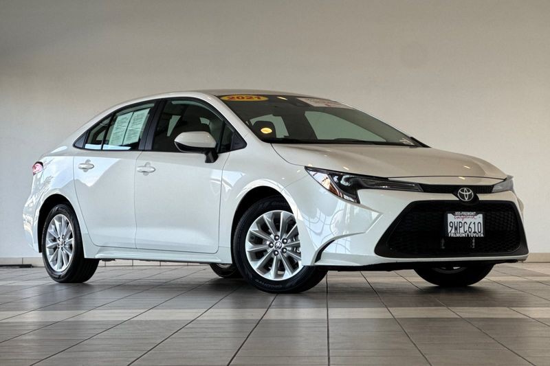 Toyota Corolla Vehicle Full-screen Gallery Image 02