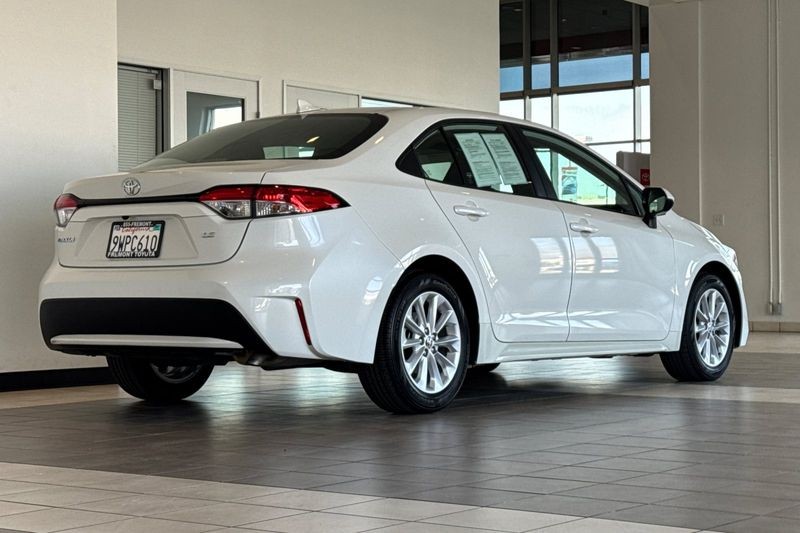 Toyota Corolla Vehicle Full-screen Gallery Image 04