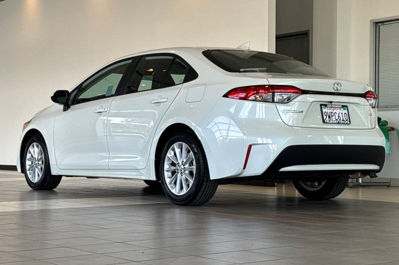 Toyota Corolla Vehicle Full-screen Gallery Image 06