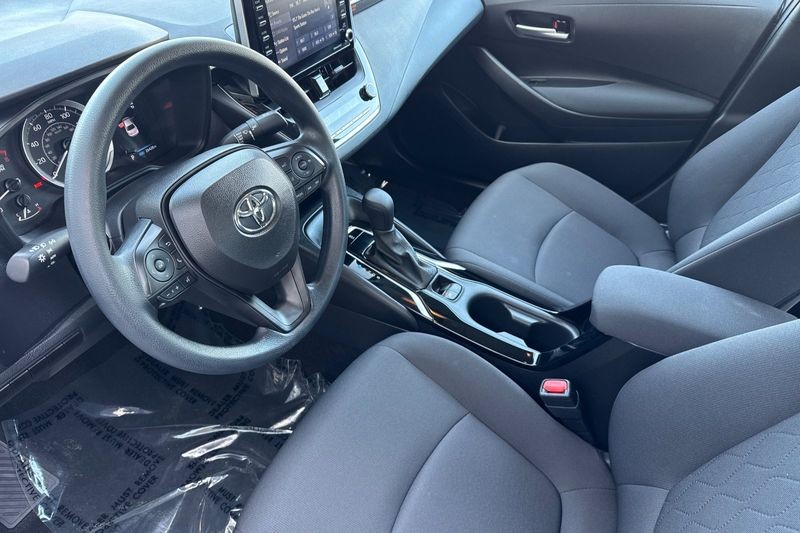 Toyota Corolla Vehicle Full-screen Gallery Image 10