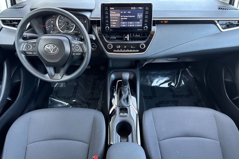 Toyota Corolla Vehicle Full-screen Gallery Image 13