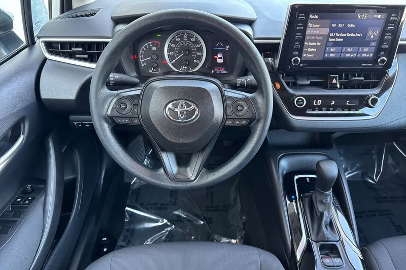 Toyota Corolla Vehicle Full-screen Gallery Image 14