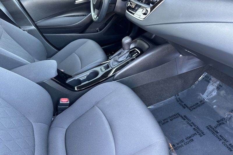 Toyota Corolla Vehicle Full-screen Gallery Image 15