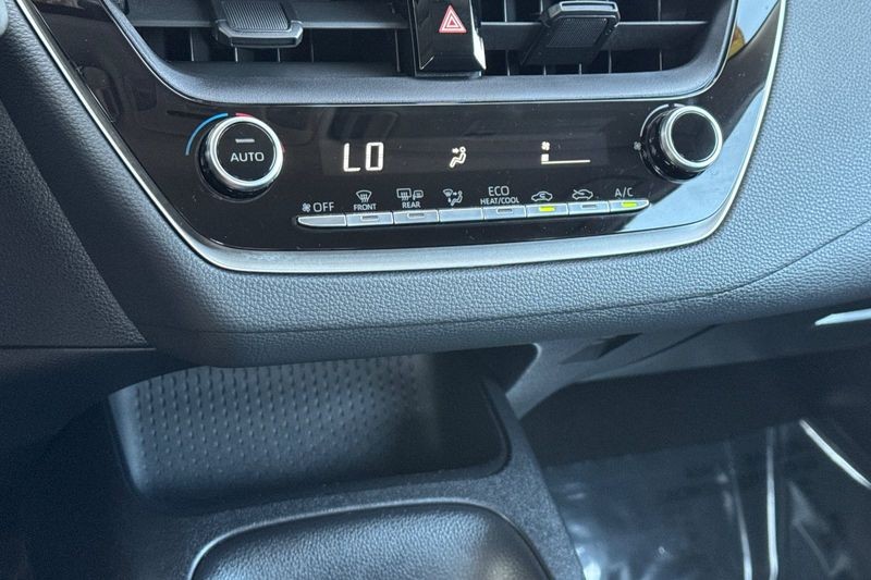Toyota Corolla Vehicle Full-screen Gallery Image 19