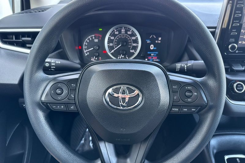 Toyota Corolla Vehicle Full-screen Gallery Image 22