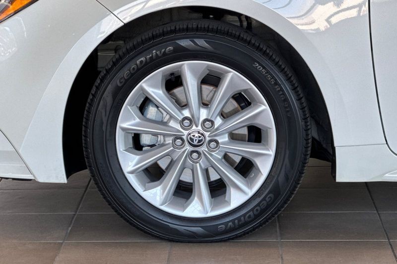 Toyota Corolla Vehicle Full-screen Gallery Image 25