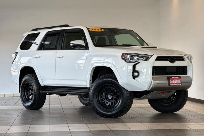 Toyota 4Runner Vehicle Full-screen Gallery Image 02