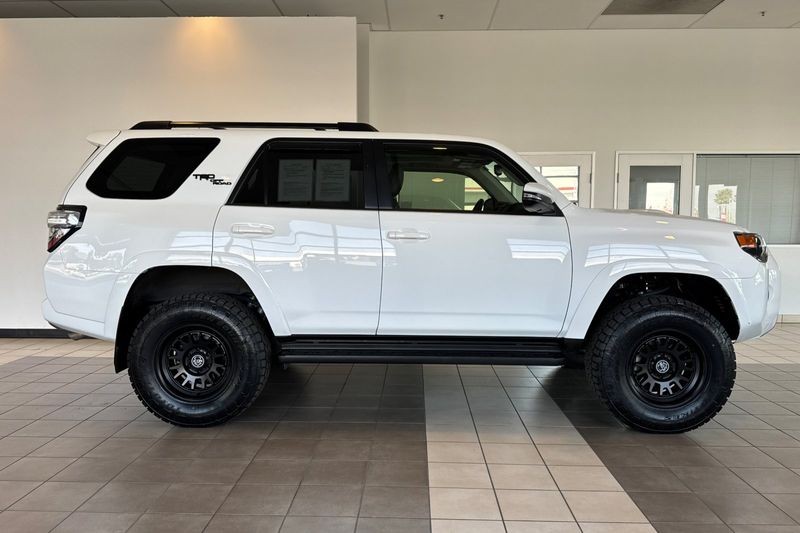 Toyota 4Runner Vehicle Full-screen Gallery Image 03
