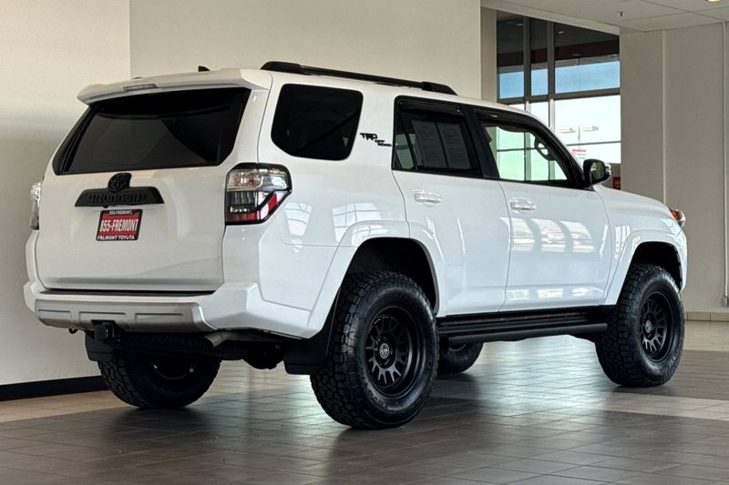 Toyota 4Runner Vehicle Full-screen Gallery Image 04